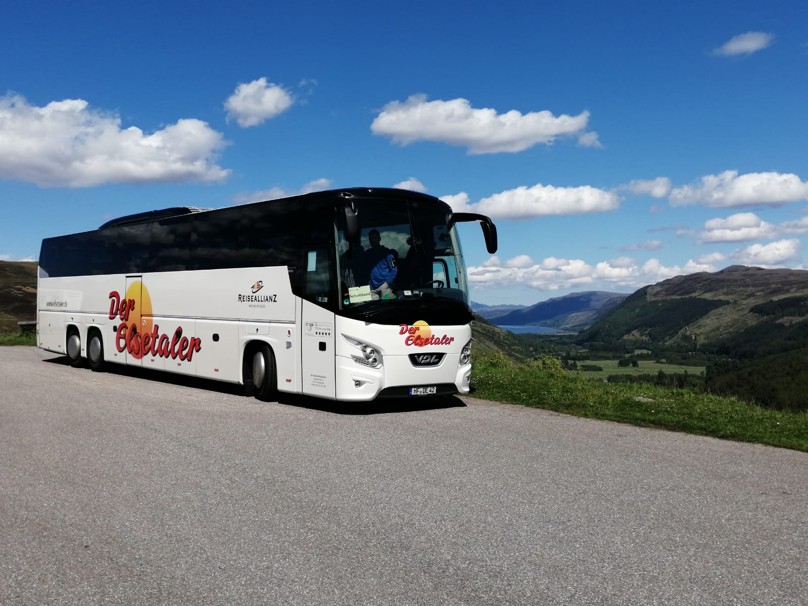 Der Elsetaler Bus mit blauem Himmel 2019